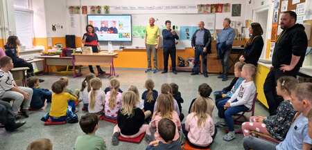 Čebelarji na obisku v podružnični šoli Kotlje  (6)